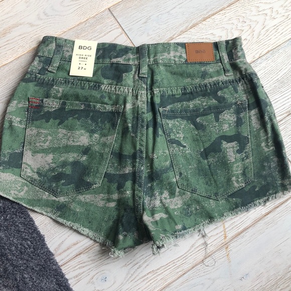 High rise camo print denim shorts - Picture 2 of 3